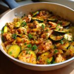 25-Minuten Zucchini Pfanne mit Hähnchen – einfach & gesund