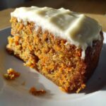 Saftiger Karottenkuchen mit Frischkäse-Frosting – Einfach unwiderstehlich!