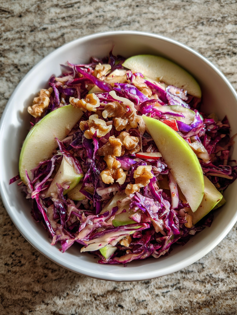 Rotkohl Salat mit Apfel und Walnüssen: Einfaches Rezept — rotkohl salat rezept